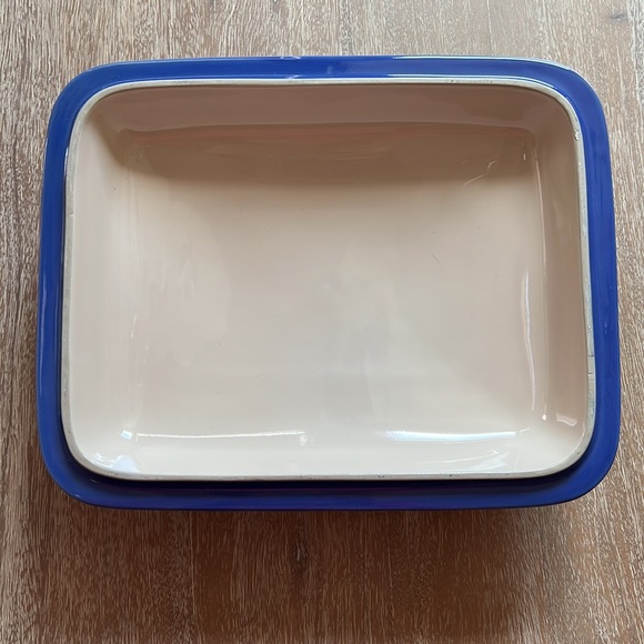 Le Creuset Stoneware 8-1/2-by-11-Inch Covered Deep Dish Baker, Blue - Picture 4 of 4